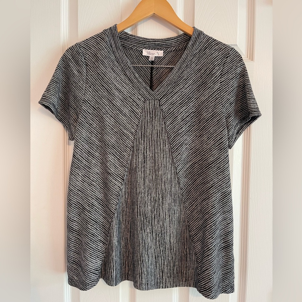 Jillian N V Neck Short Sleeve Black & White Striped Shirt. Size Petite Medium